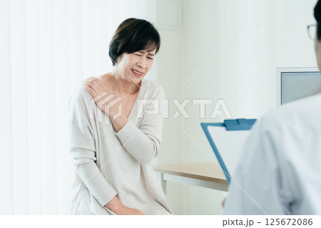 問診を受ける女性 問診を受ける女性 125672086