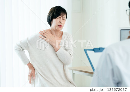 問診を受ける女性 問診を受ける女性 125672087
