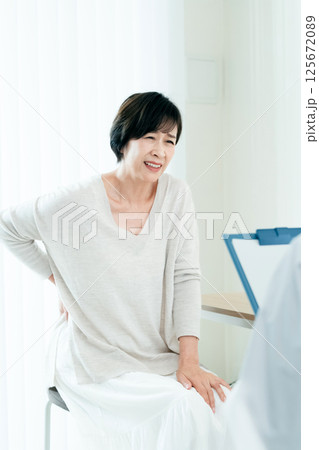 問診を受ける女性 125672089