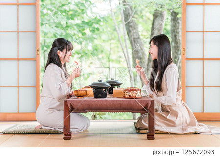 旅館で会席料理を楽しむ女性（部屋食・懐石料理・御膳・贅沢） 125672093