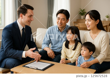 外国人セールスマンの説明を受ける日本人家族 外国人セールスマンの説明を受ける日本人家族 125672528