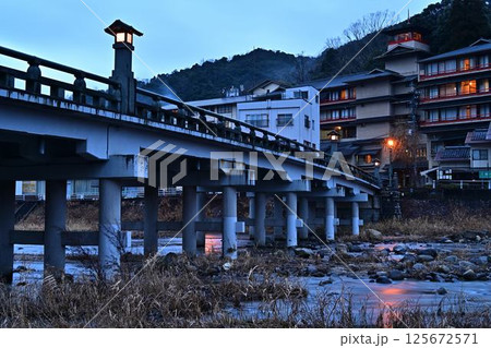 温泉街の明かり 温泉街の明かり 125672571