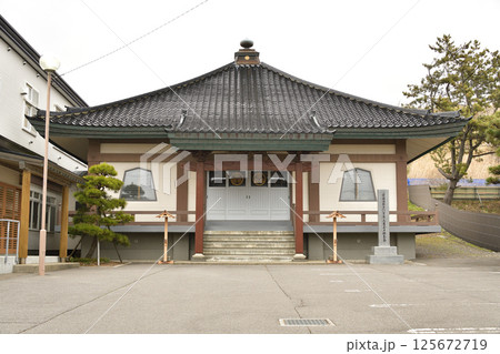 春の北海道函館市で普光山大願寺境内の風景を撮影 春の北海道函館市で普光山大願寺境内の風景を撮影 125672719