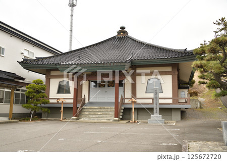 春の北海道函館市で普光山大願寺境内の風景を撮影 春の北海道函館市で普光山大願寺境内の風景を撮影 125672720