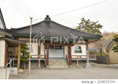 春の北海道函館市で普光山大願寺境内の風景を撮影 春の北海道函館市で普光山大願寺境内の風景を撮影 125672724