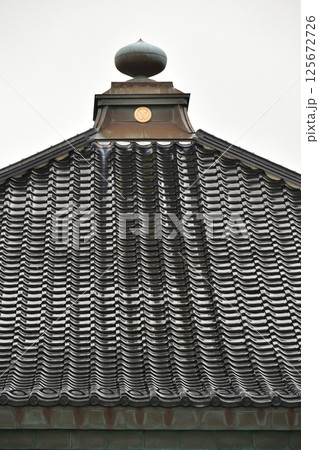 春の北海道函館市で普光山大願寺境内の風景を撮影 125672726