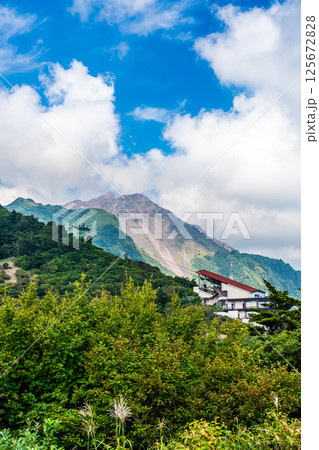新緑の仁田峠　平成新山を望む【長崎県雲仙市】 125672828