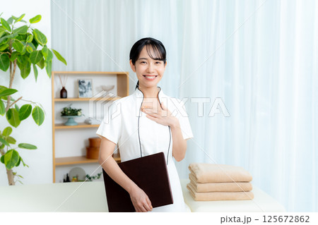 エステティシャンの若い女性 125672862