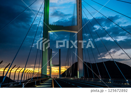 女神大橋の日没後【長崎市】 125672892