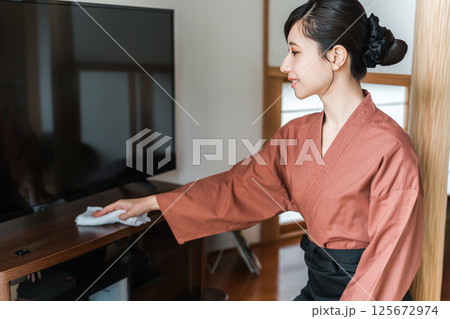 老舗の温泉旅館・高級旅館・宿坊で働く仲居さん・女将さん 125672974