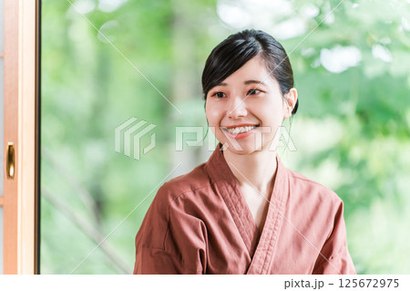 老舗の温泉旅館・高級旅館・宿坊で働く仲居さん・女将さん 125672975