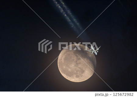 月と飛行機 フォトショップ加工 月と飛行機 フォトショップ加工 125672982