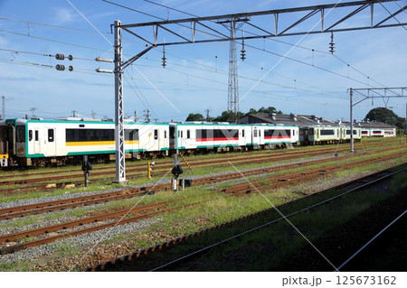 小牛田駅車両基地の風景　キハ110系 125673162