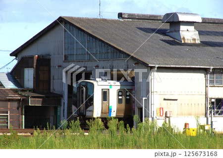 小牛田駅車両基地の風景　車両庫（ハイブリッド気動車HB-E200型） 125673168