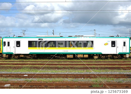 小牛田駅車両基地の風景　キハ110系 125673169
