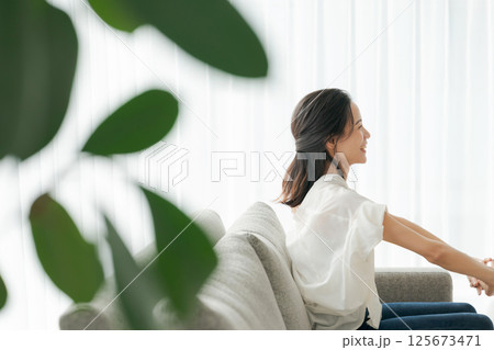 自宅でのんびりする女性 125673471