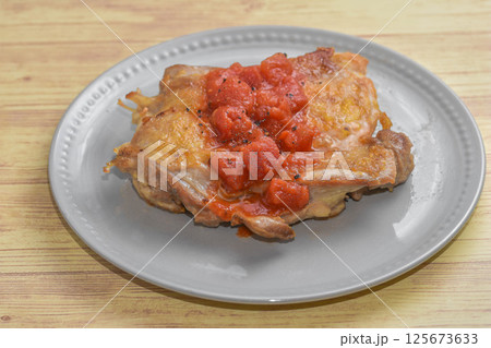 鶏モモ肉のトマトソース焼き 鶏モモ肉のトマトソース焼き 125673633