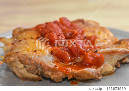 鶏モモ肉のトマトソース焼き 鶏モモ肉のトマトソース焼き 125673639