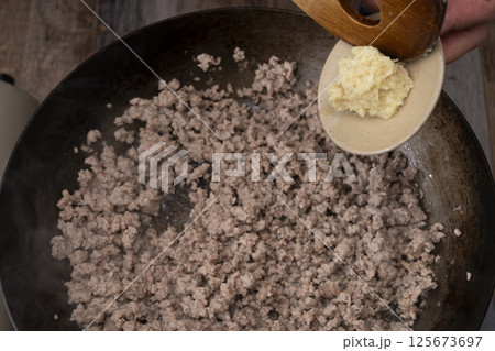 肉味噌を作る工程 肉味噌うどんを作る工程 肉味噌を作る工程 肉味噌うどんを作る工程 125673697