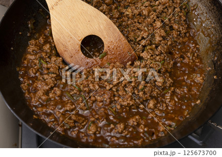 肉味噌を作る工程　肉味噌うどんを作る工程 125673700