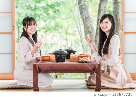 旅館で会席料理を楽しむ女性(部屋食・懐石料理・御膳・贅沢) 旅館で会席料理を楽しむ女性(部屋食・懐石料理・御膳・贅沢) 125673726