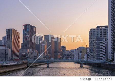朝焼けに染まる中之島のビル群（土佐堀橋から） 125673771
