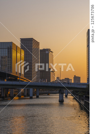 朝焼けに染まる中之島のビル群（渡辺橋付近） 125673786