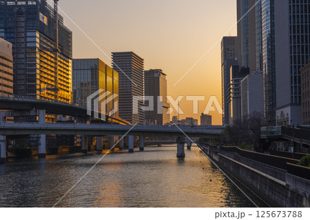 朝焼けに染まる中之島のビル群（渡辺橋付近） 125673788