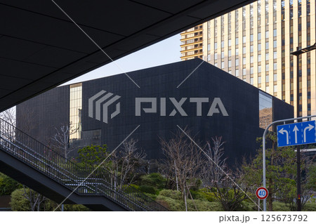 朝焼けに染まる大阪中之島美術館 125673792