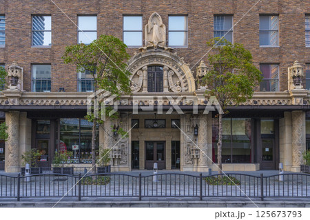 朝焼けに染まるダイビル本館 125673793