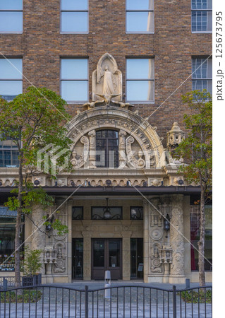 朝焼けに染まるダイビル本館 朝焼けに染まるダイビル本館 125673795