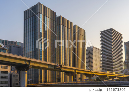 朝焼けに染まる中之島（アクア堂島付近） 125673805