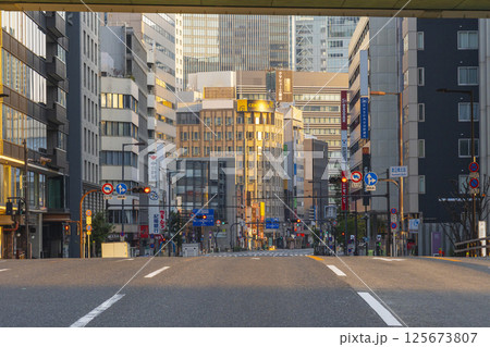 朝焼けに染まる大阪梅田ビル群（渡辺橋北詰） 125673807