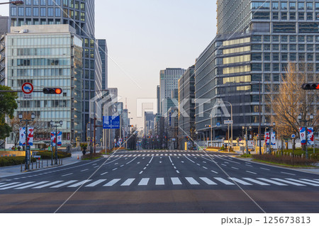 早朝の淀屋橋（御堂筋）　静寂の街並み 125673813