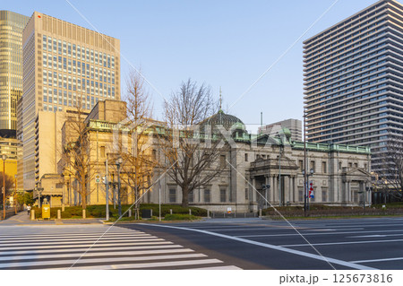 早朝の朝日に染まる日本銀行大阪支店 125673816