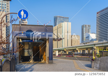 朝の大阪　京阪電車大江橋駅と中之島高層ビル群 125673852