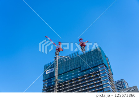 マンション・ビルの建設現場 タワークレーン マンション・ビルの建設現場 タワークレーン 125673860