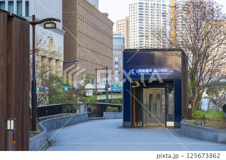 朝の中之島　高層ビル群と渡辺橋駅 125673862