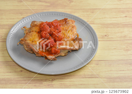 鶏モモ肉のトマトソース焼き 鶏モモ肉のトマトソース焼き 125673902