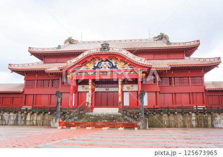 雨上がりの首里城正面、荘厳な真っ赤な外観と曇り空 125673965