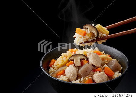 炊き込みご飯を食べる 125674278