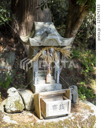 石造りの小さな社 125674333