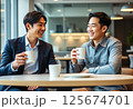 オフィスで仕事の合間に休憩してコーヒータイム 125674701
