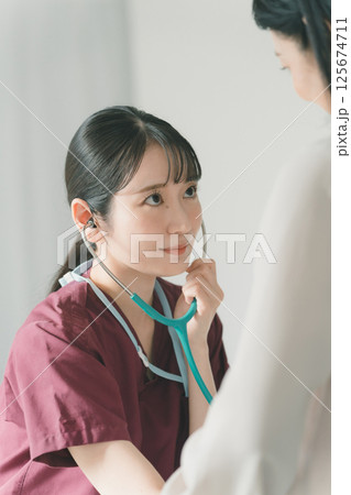 お腹の聴診 125674711