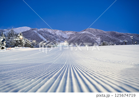 夜明け前の圧雪された綺麗なスキー場　　　【白馬】 125674719