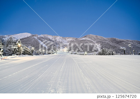 夜明け前の綺麗なスキー場　　　【白馬】 125674720