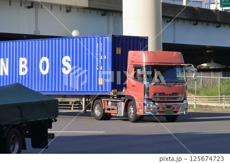 交差点を右折中のトレーラートラック 交差点を右折中のトレーラートラック 125674723