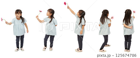 全身で背景白の一輪の花を持って遊ぶ少女 全身で背景白の一輪の花を持って遊ぶ少女 125674786