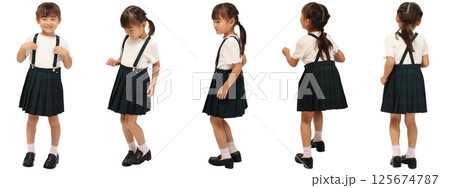 幼稚園のスカート姿の女の子 125674787