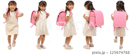 全身で背景白のピンクのランドセルの女の子 全身で背景白のピンクのランドセルの女の子 125674788